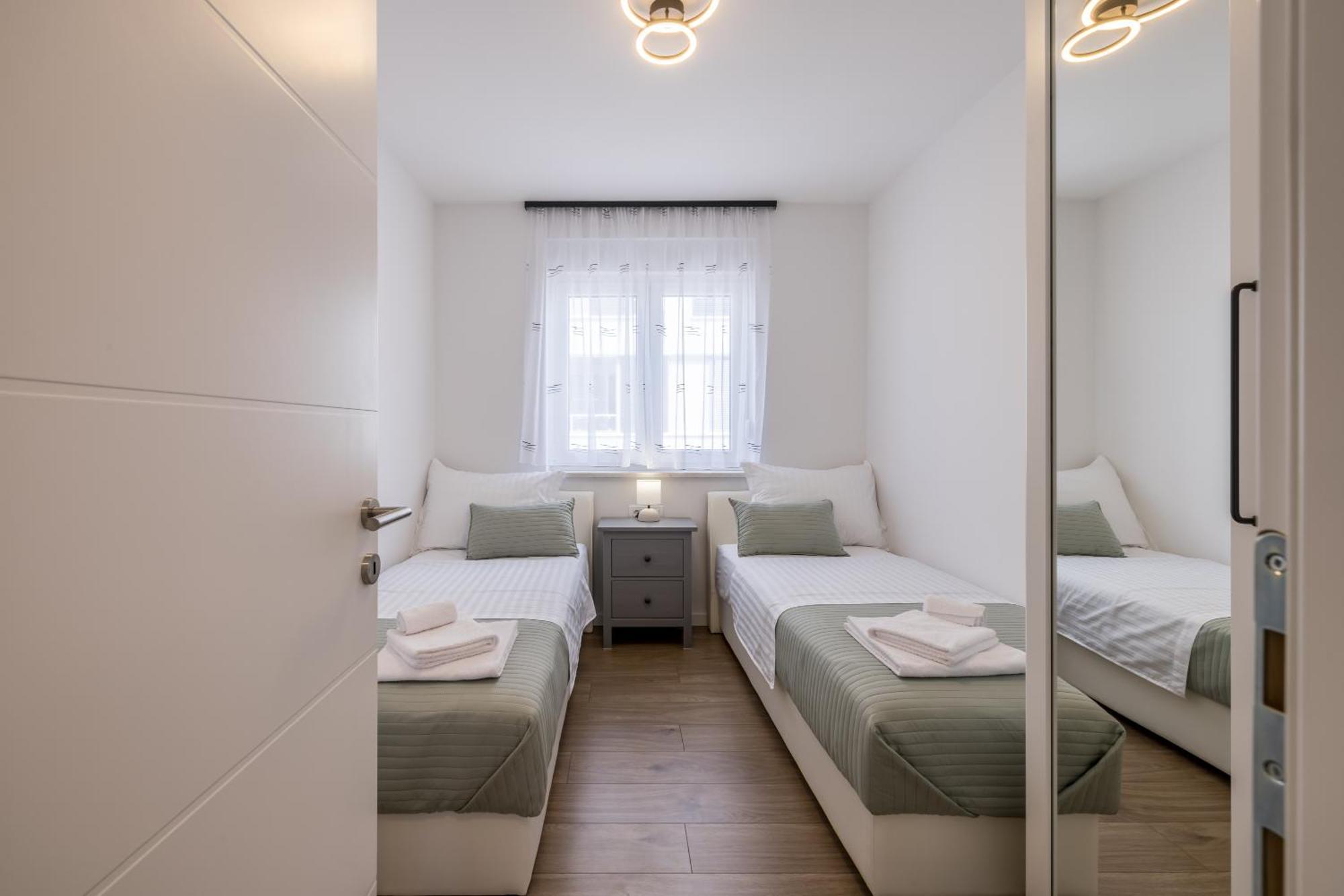 Adriatic Nest, Cozy And Modern Two Bedroom Apartment Kaštela Kültér fotó